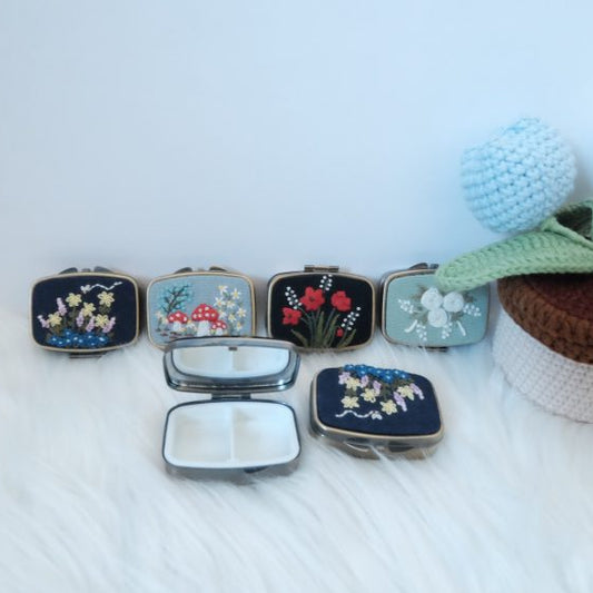 Hand-Embroidered Portable Pocket Mirror โ Eye Makeup Compact
